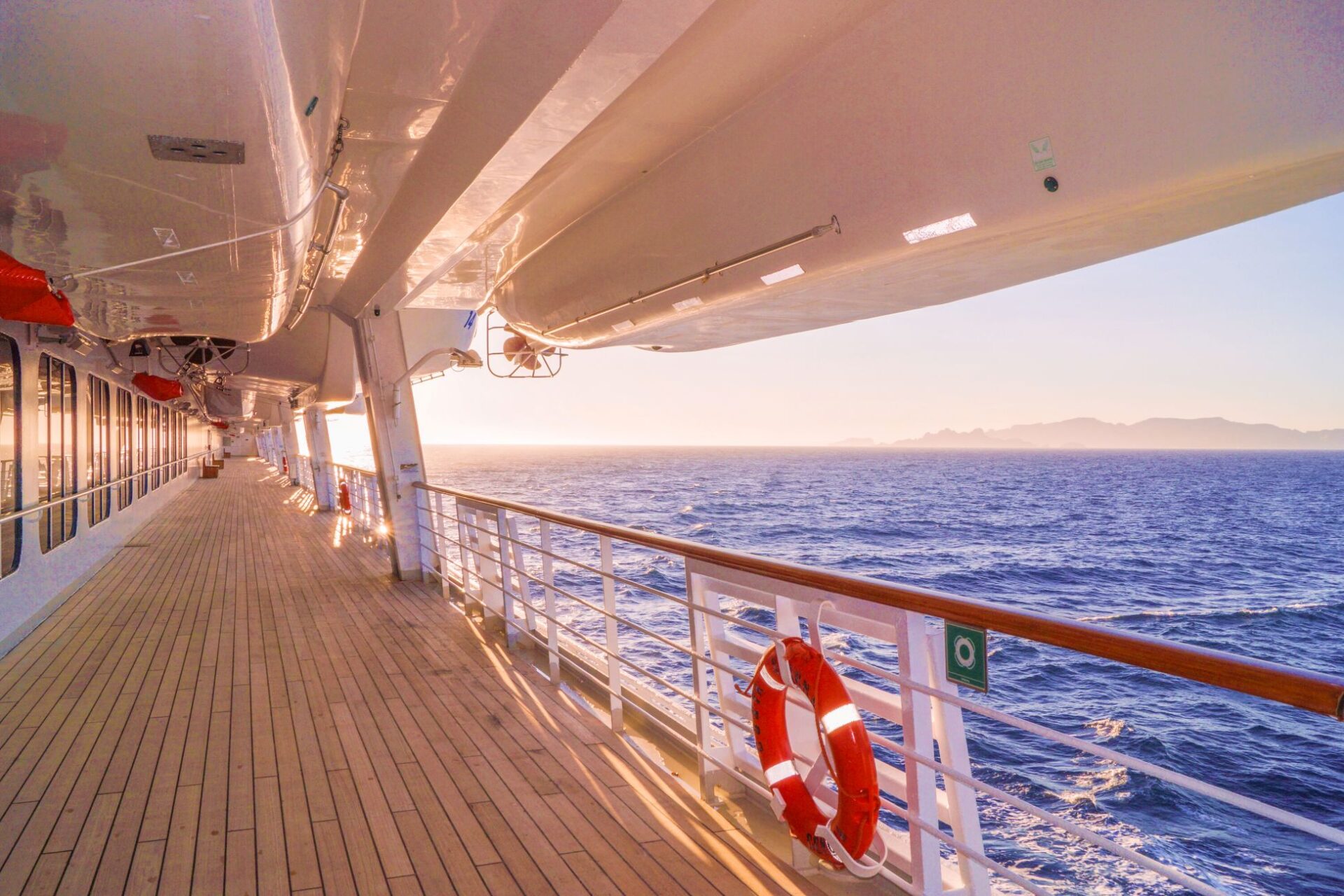 Deck von Kreuzfahrtschiff mit Reling