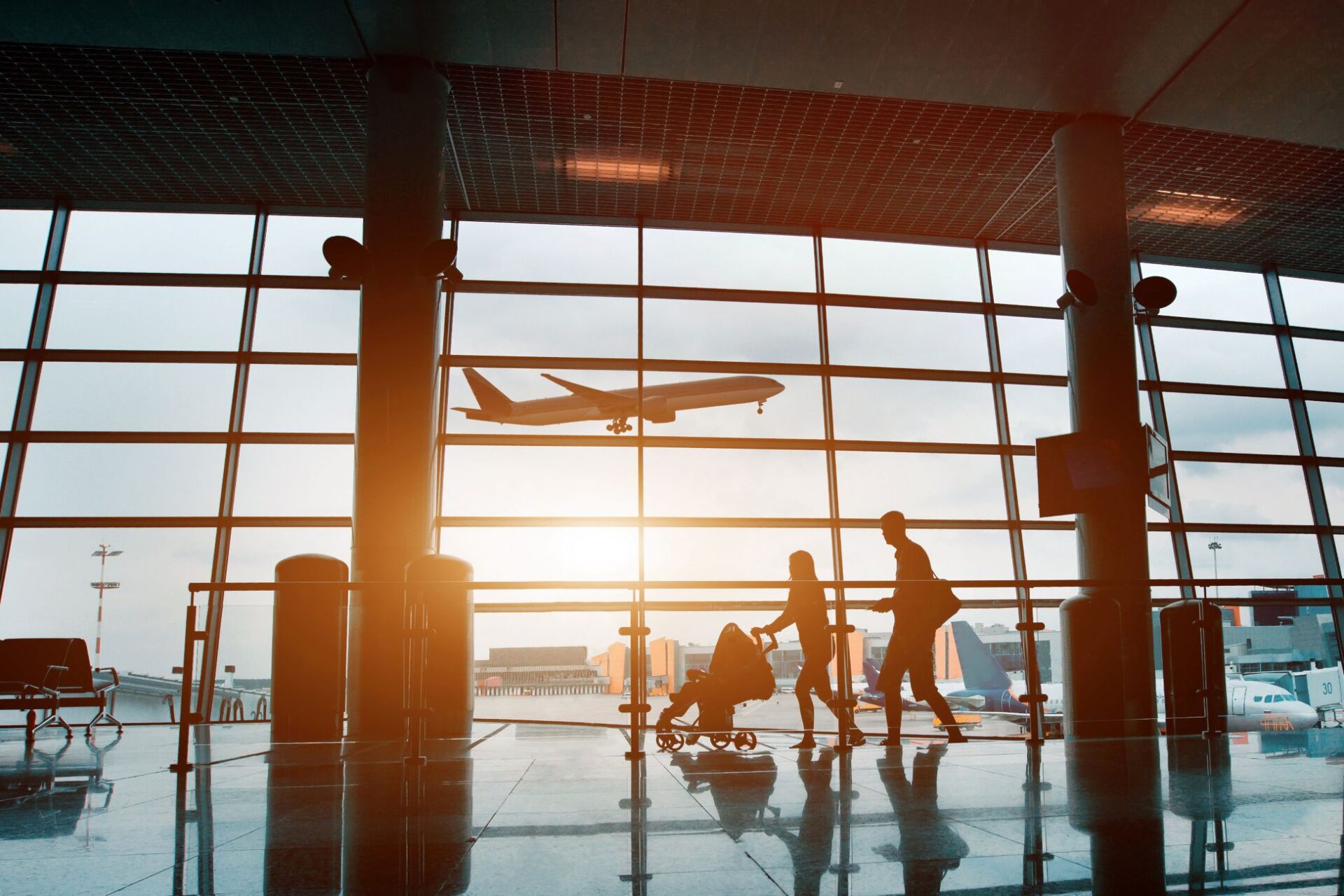 Familie mit Buggy im Flughafen Terminal