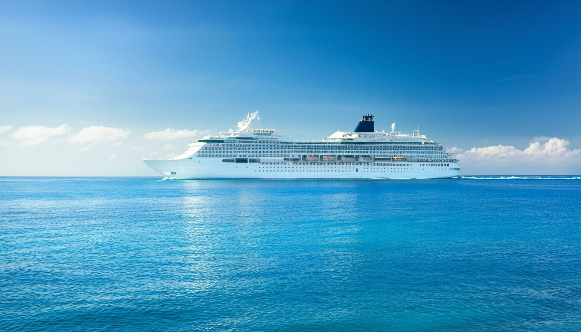 Kreuzfahrtschiff auf dem offenen Meer