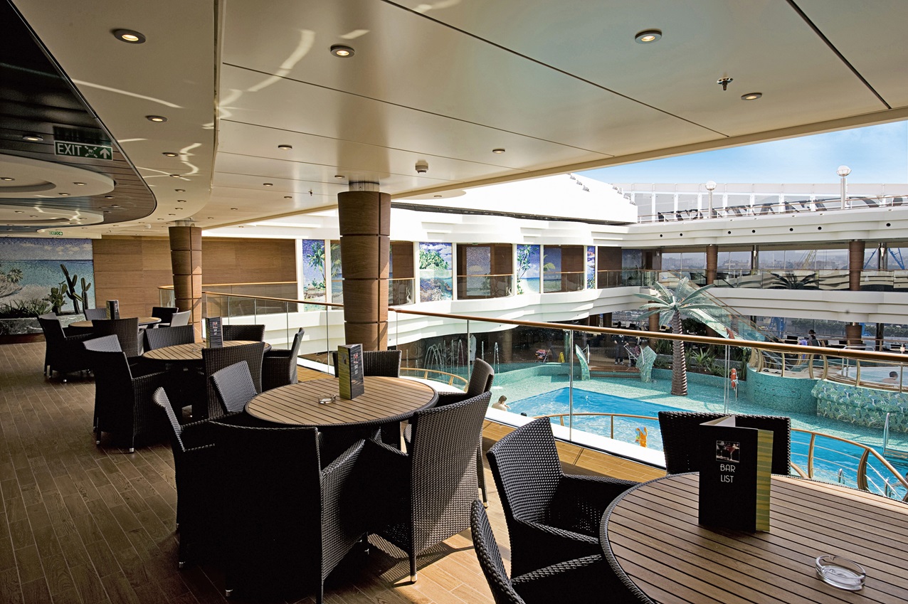 MSC-Fantasia-Fantasia-Class-Ship-Bar-Pool