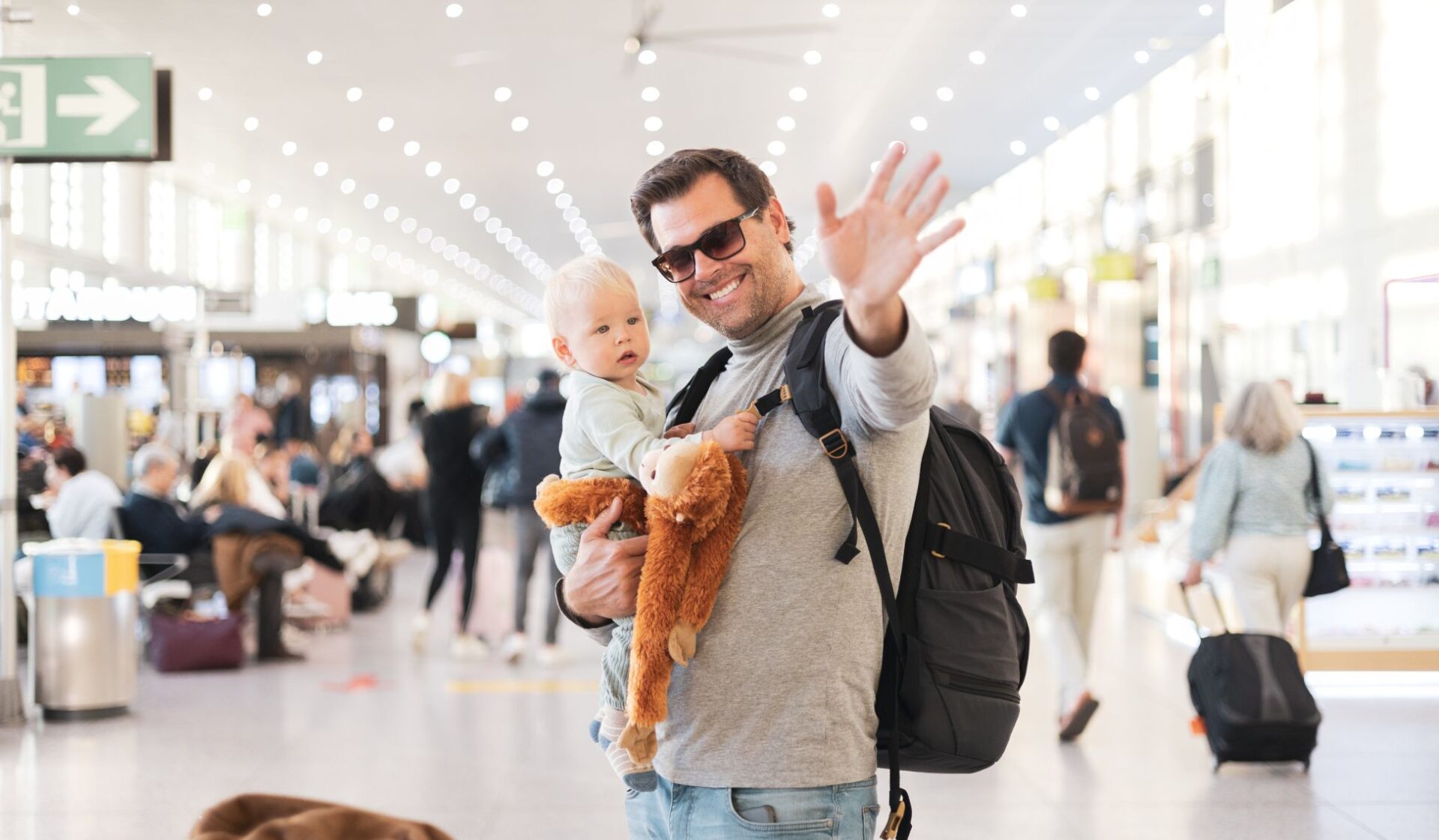 Vater mit Baby am Flughafen