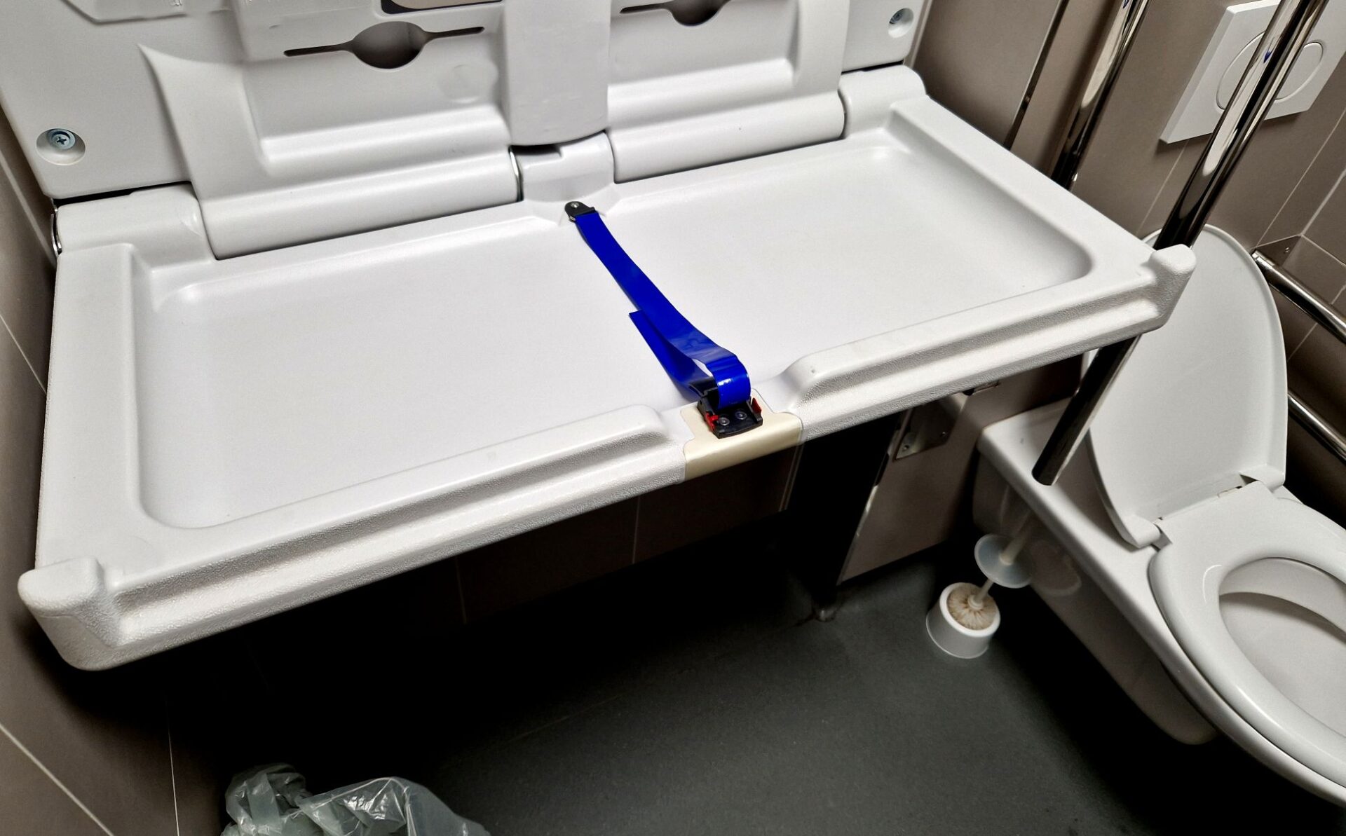 Wickeltisch im Flugzeug