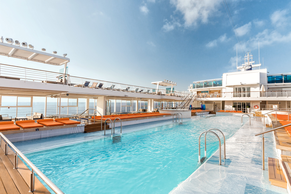 Außenpool auf der Mein Schiff 4