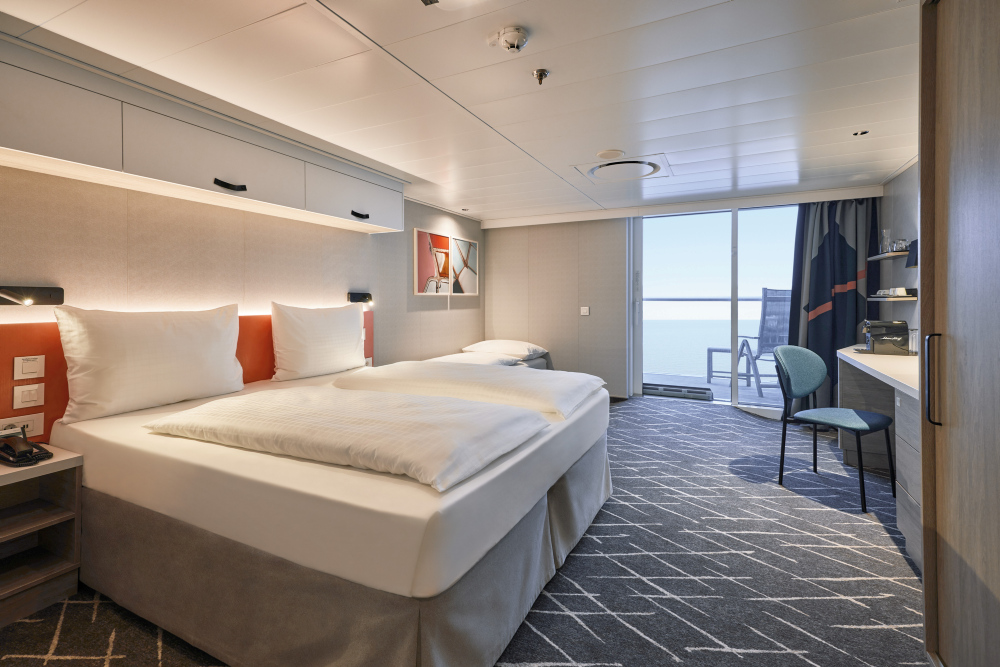 Barrierefreie Balkonkabine mit Bettcouch auf der Mein Schiff Relax