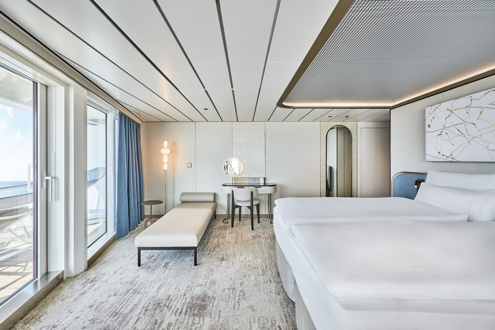 Hauptschlafzimmer der Grosse Freiheit Suite auf der Mein Schiff Relax