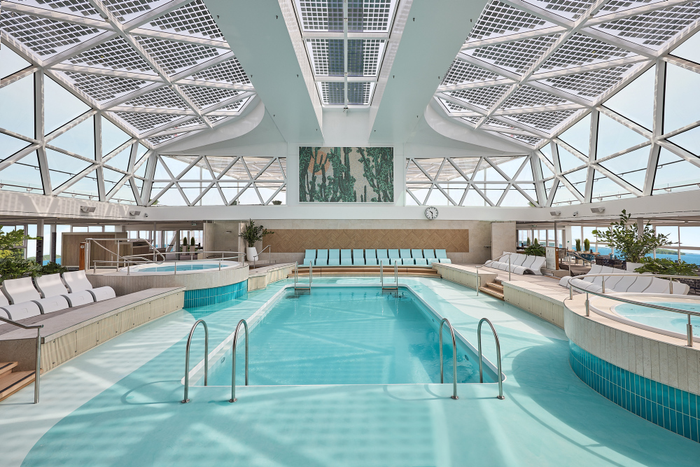 Innenpool auf der Mein Schiff 7