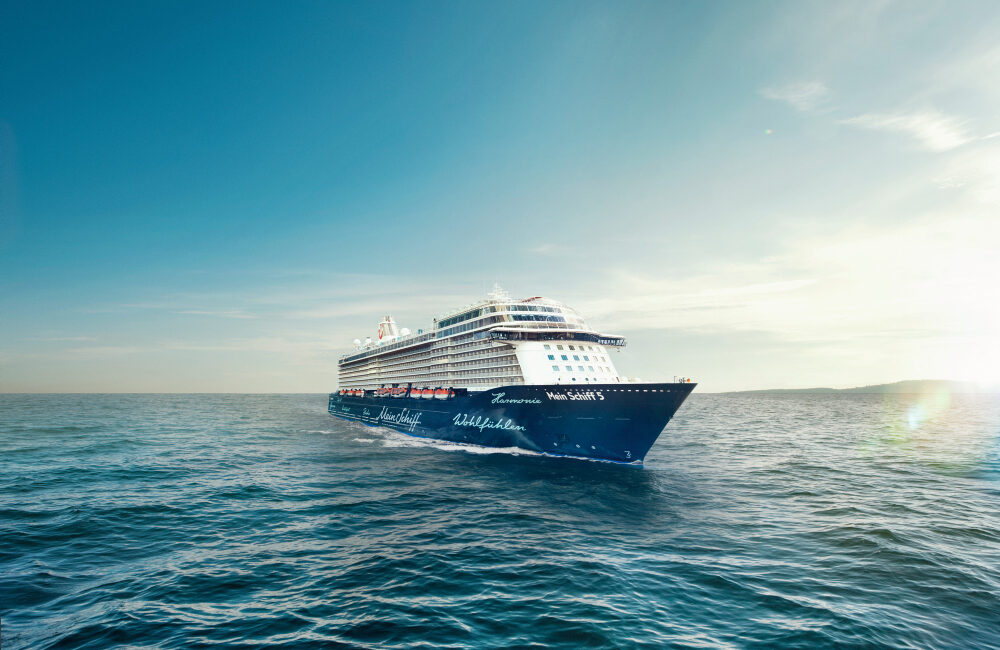 MS5 Frontansicht vom Schiff mit aktuellem Logo, TUI Cruises Bluemotion-Klasse