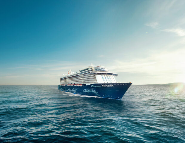 MS5 Frontansicht vom Schiff mit aktuellem Logo, TUI Cruises Bluemotion-Klasse