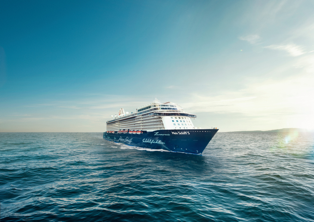 MS5 Frontansicht vom Schiff mit aktuellem Logo, TUI Cruises Bluemotion-Klasse