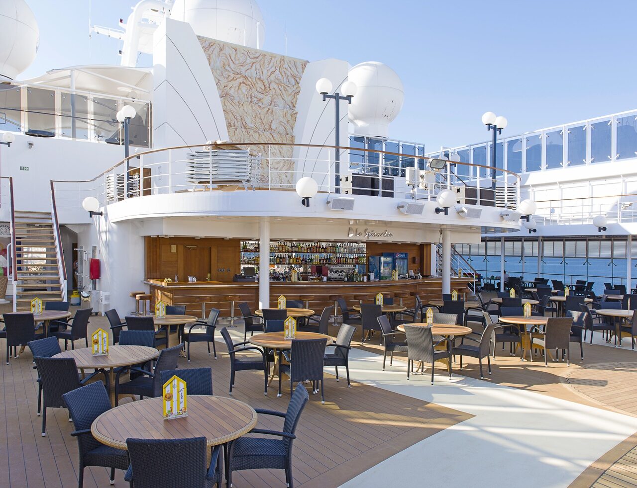 MSC Opera, Lo Spinnaker Pool Bar