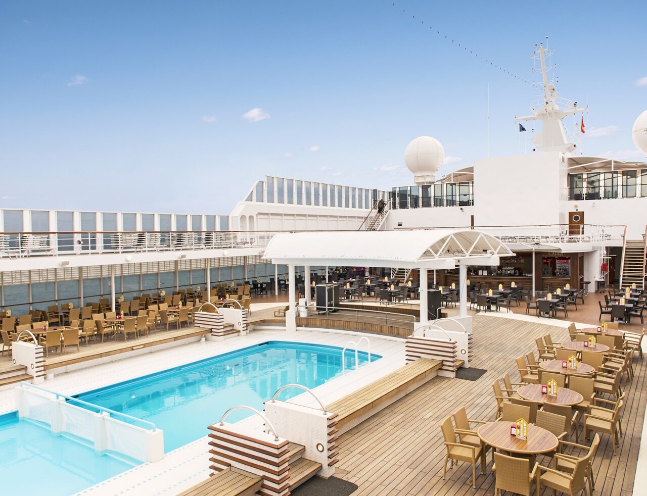 MSC Sinfonia, Le Piscine pool area